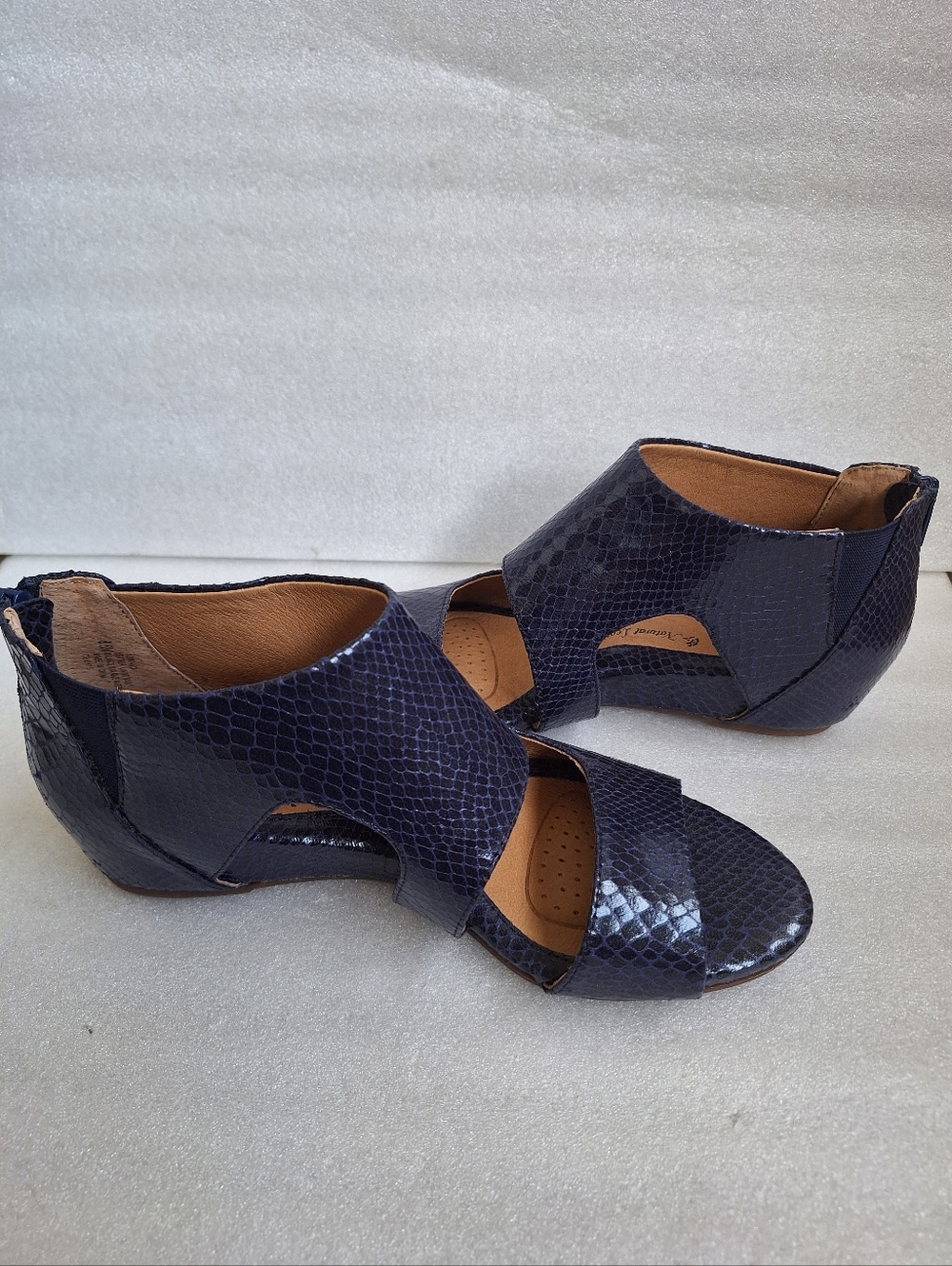 NWOB Sofft Navy Blue Snakeskin Print Back Zip Sandals 8.5M 1096463 - Picture 5 of 10